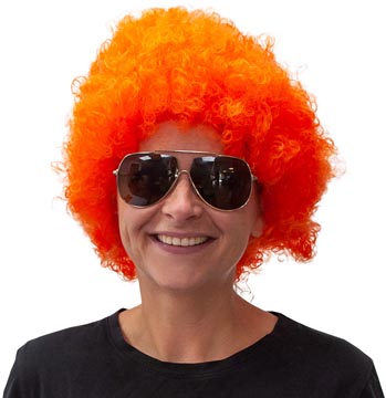 oranje pruik met krullen