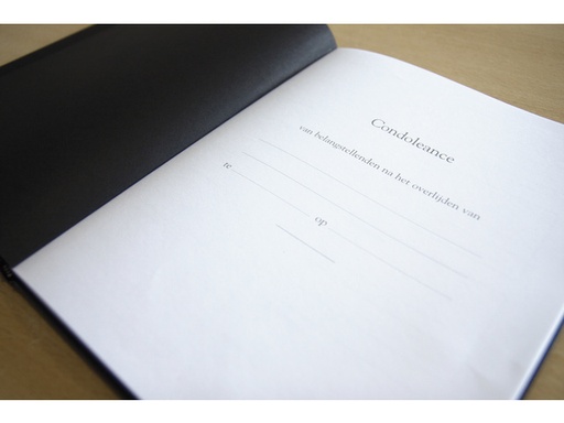 [P*K6630] Condoleance album 26x21cm. zwart. 40 pagina's.